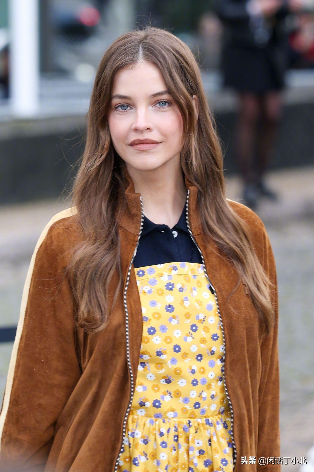 外娱资讯，芭芭拉·帕尔文近日身穿黄色碎花迷你连衣裙出席“ Miu Miu 202