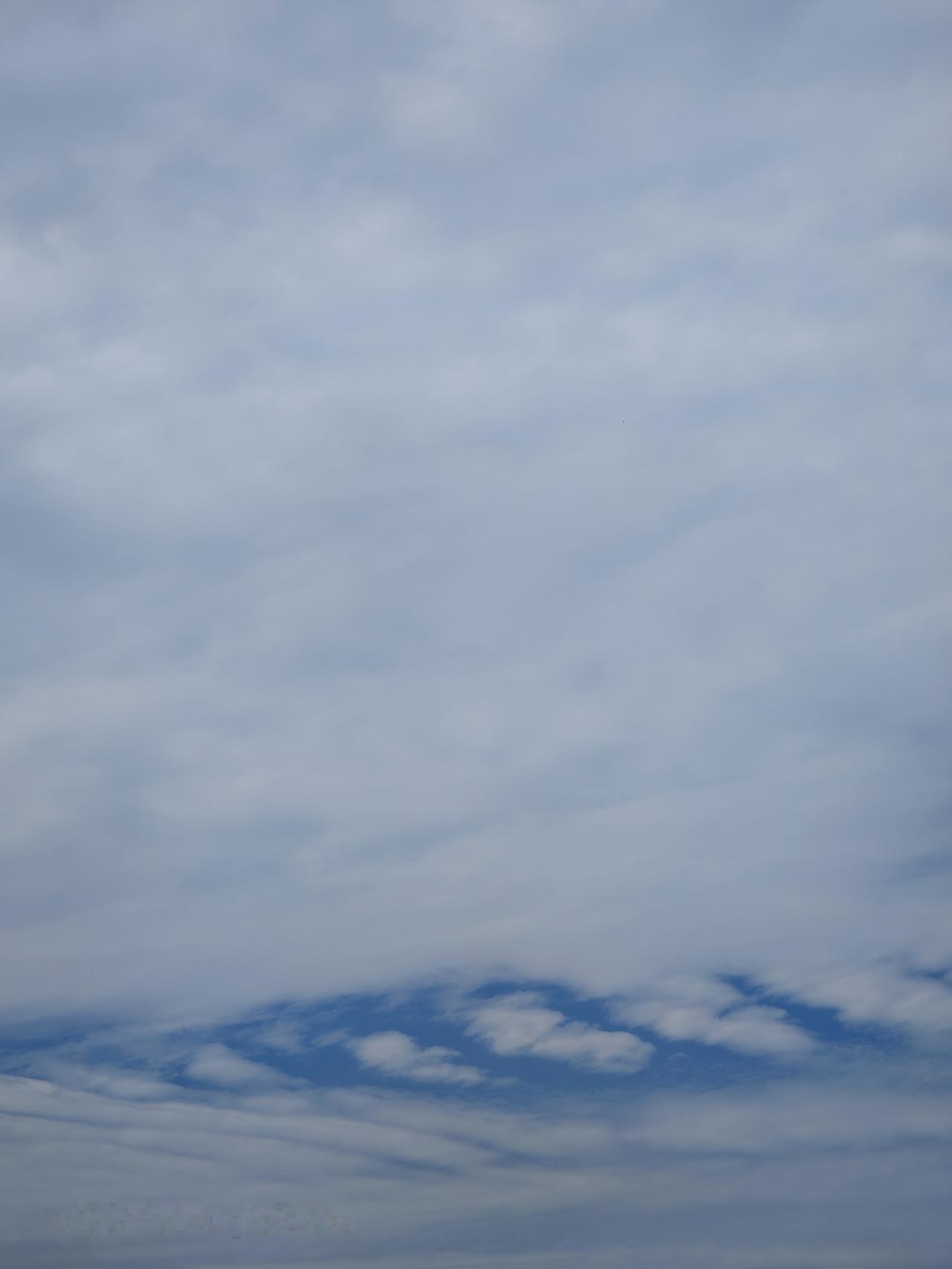 天空飘着云朵，心情像风筝一样自由。北京通州天空之城打卡阴云密布变化无常