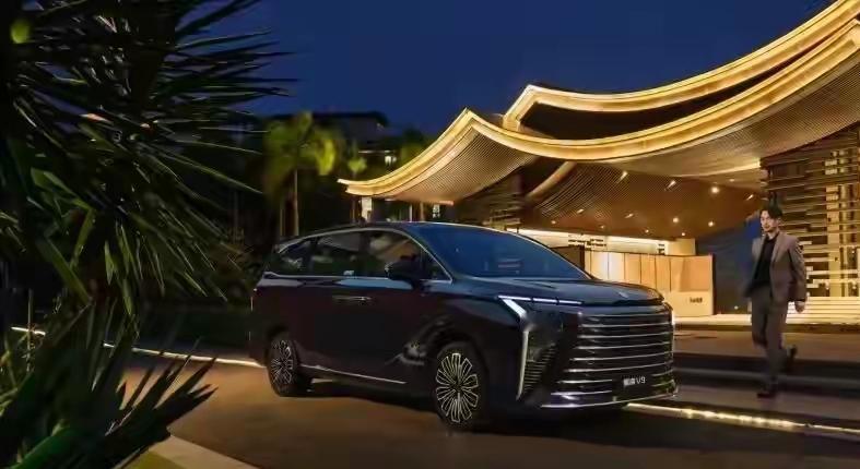 法国马克龙飘了！法国访华被“礼遇”，回国就显“变色龙”本色，反咬一口来得又急又狠