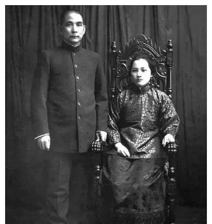 1949年，宋庆龄小姐回家，却被解放军拦下要通行证，这可真是新鲜事！原来解放军刚