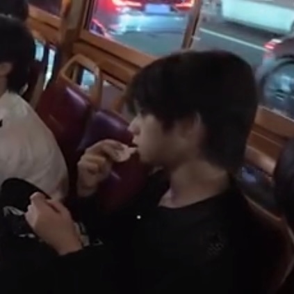 角落默默涂唇膏的男孩子 