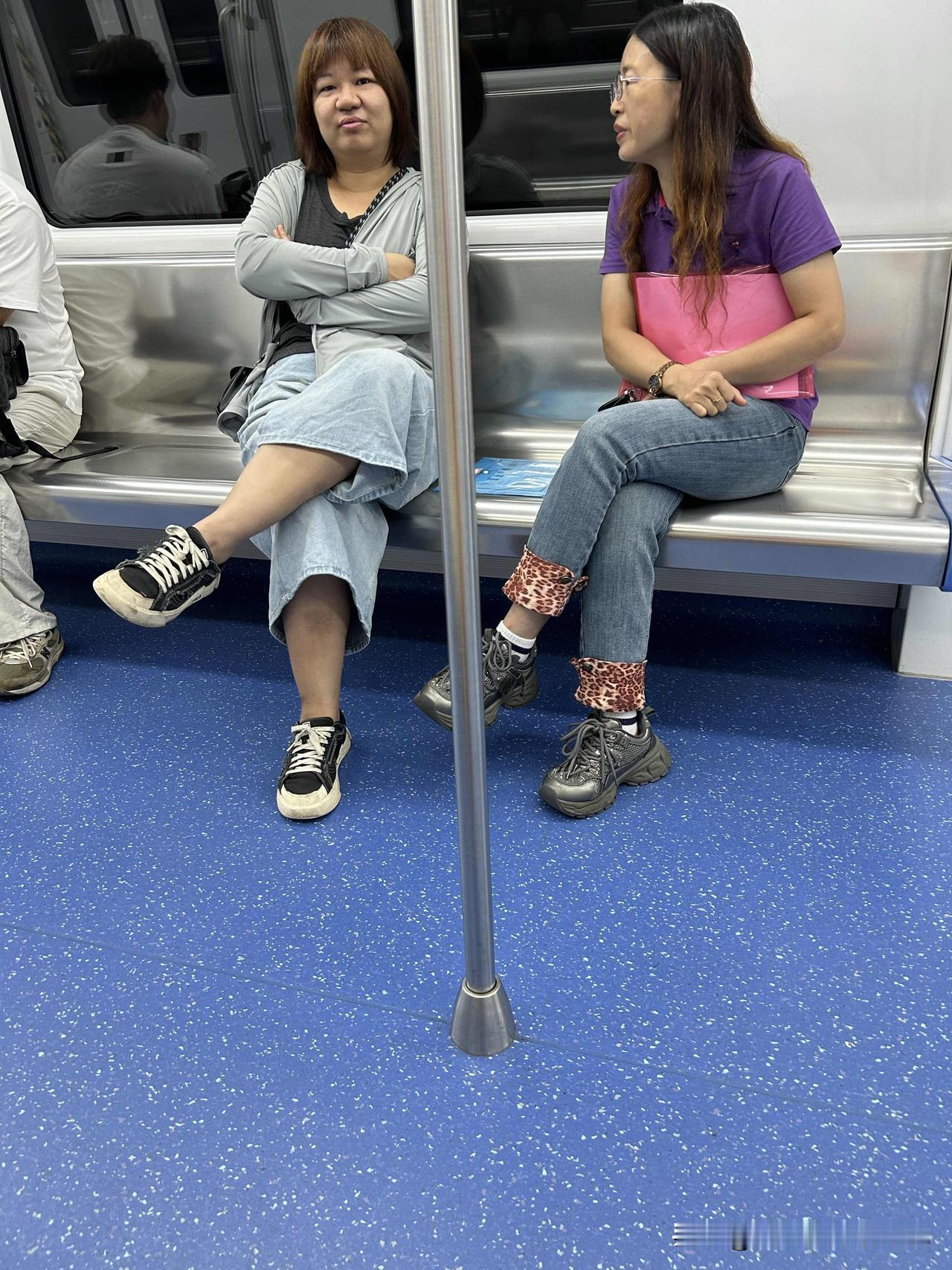 公共场合不大声喧哗，不外放电子产品的声音，这是一个人最基本的素质修养，可偏偏很多