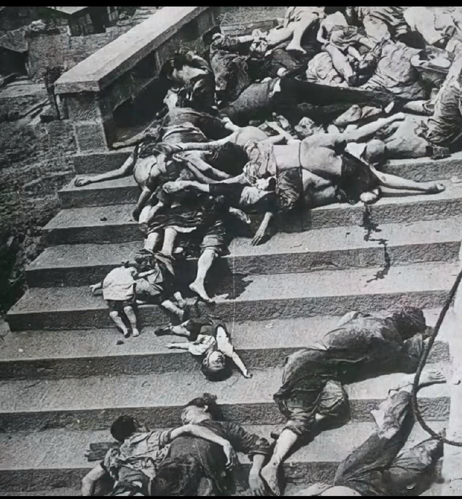 你知道吗？
这不是电影特效，而是1938到1943年，重庆大轰炸的真实一幕。
长