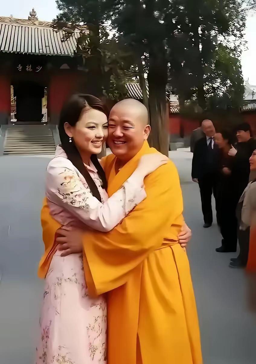 李湘和释永信拥抱这算哪门子事？拥抱时李湘好像还对着释永信悄悄耳语，看上去两人表情