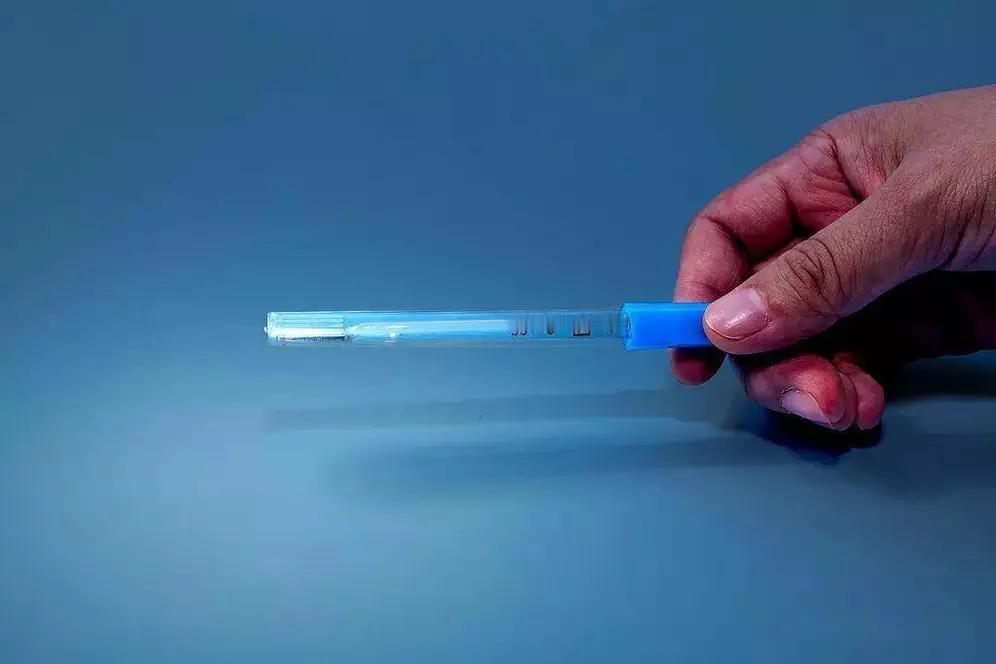 为什么我们“舍不得”水银体温计？藏在玻璃管里的，是一代人的安全感
 
前几天整理