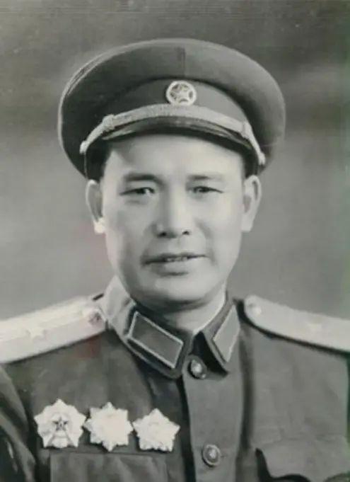 1946年，100解放军为1000名前来投诚的土匪，举行欢迎仪式，却突然接到情报