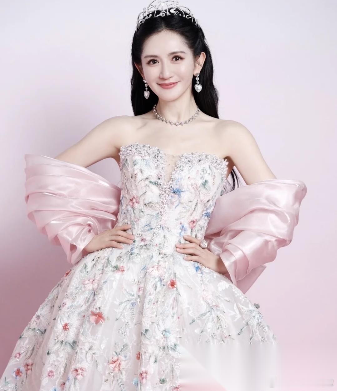 谢娜这事儿吧 说实话，她真很委屈 毕竟岳云鹏，小沈阳，侯明昊都跨界开过演唱会！ 