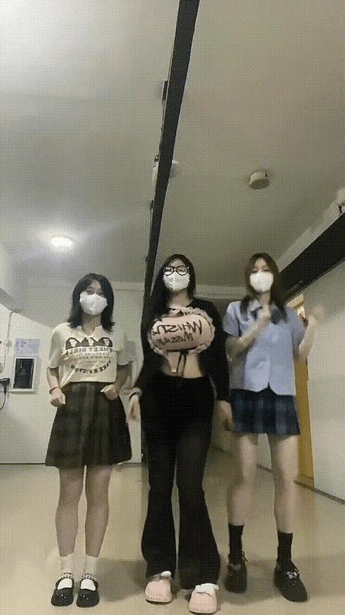 美女这样的衣服，哪里有啊，我看了蛮喜欢的。