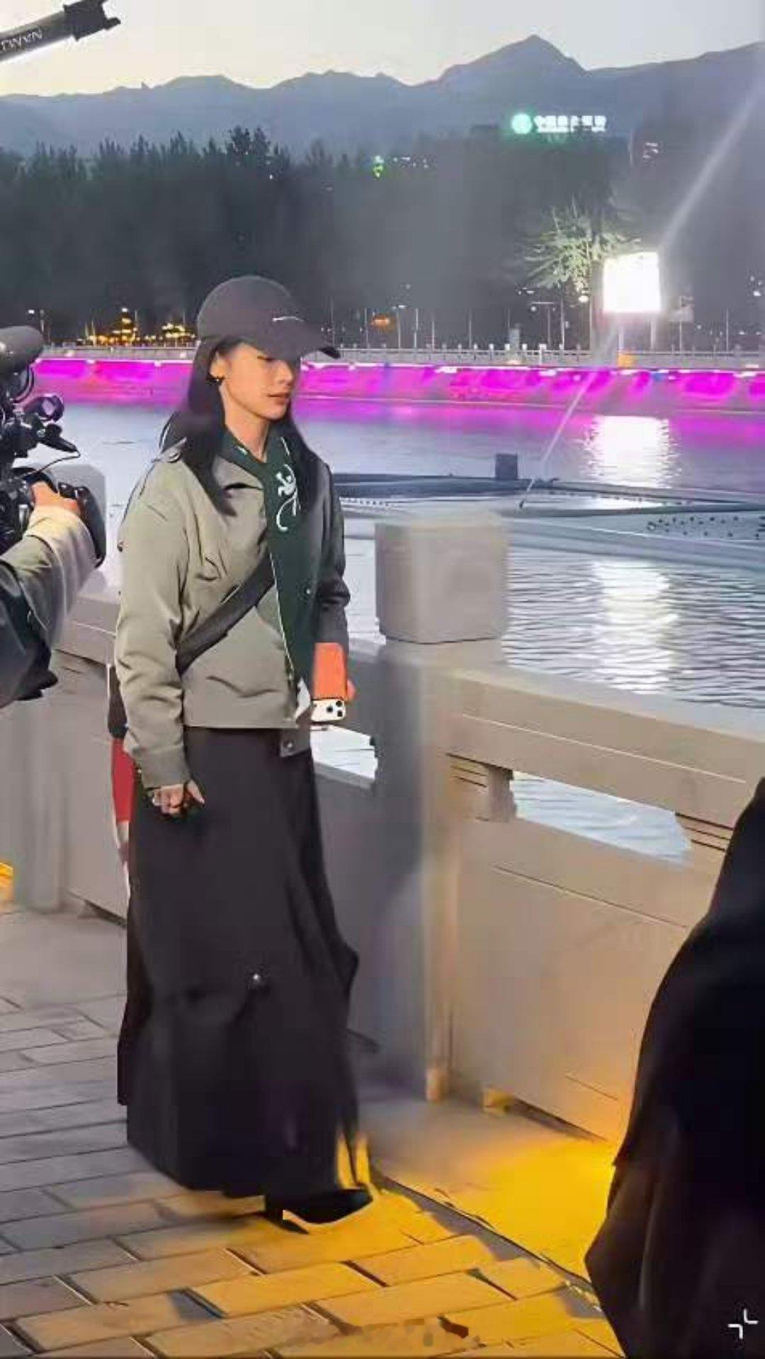 杨紫素颜出镜，这几乎都没咋化妆了 说到底还得是童星出道 这素颜太顶了，全内娱恐怕