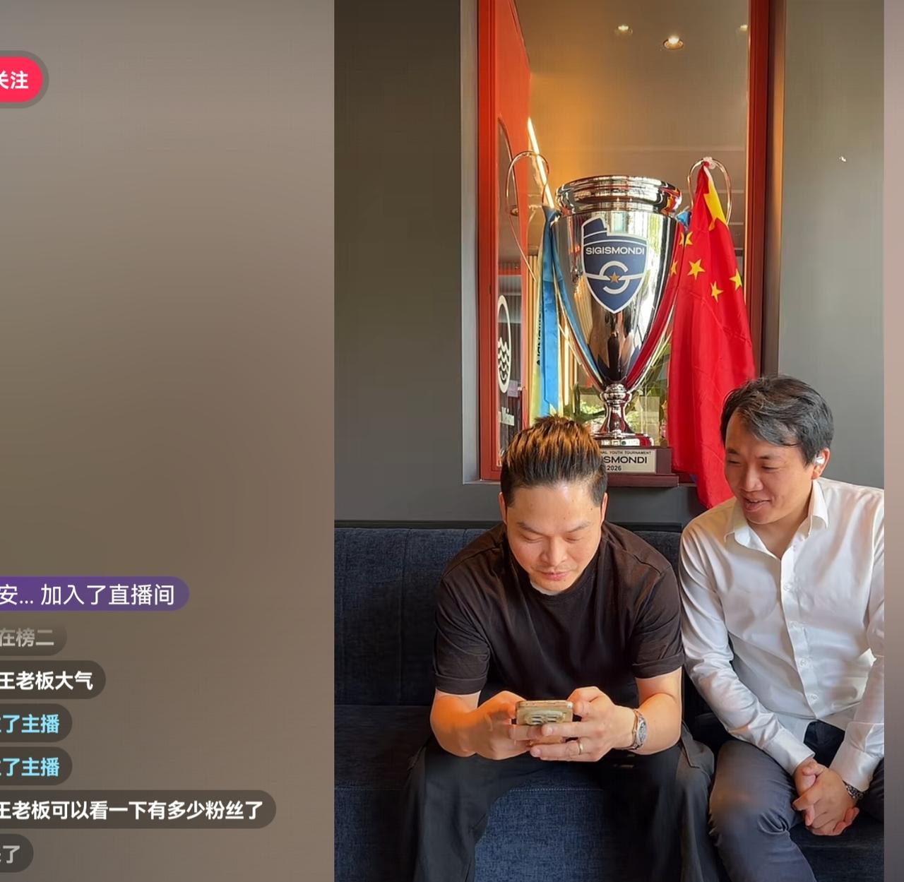 招待足球小将的罗马中餐馆老板娘直播了！她坦言：奖杯会在7月份运回国内，经过董路同