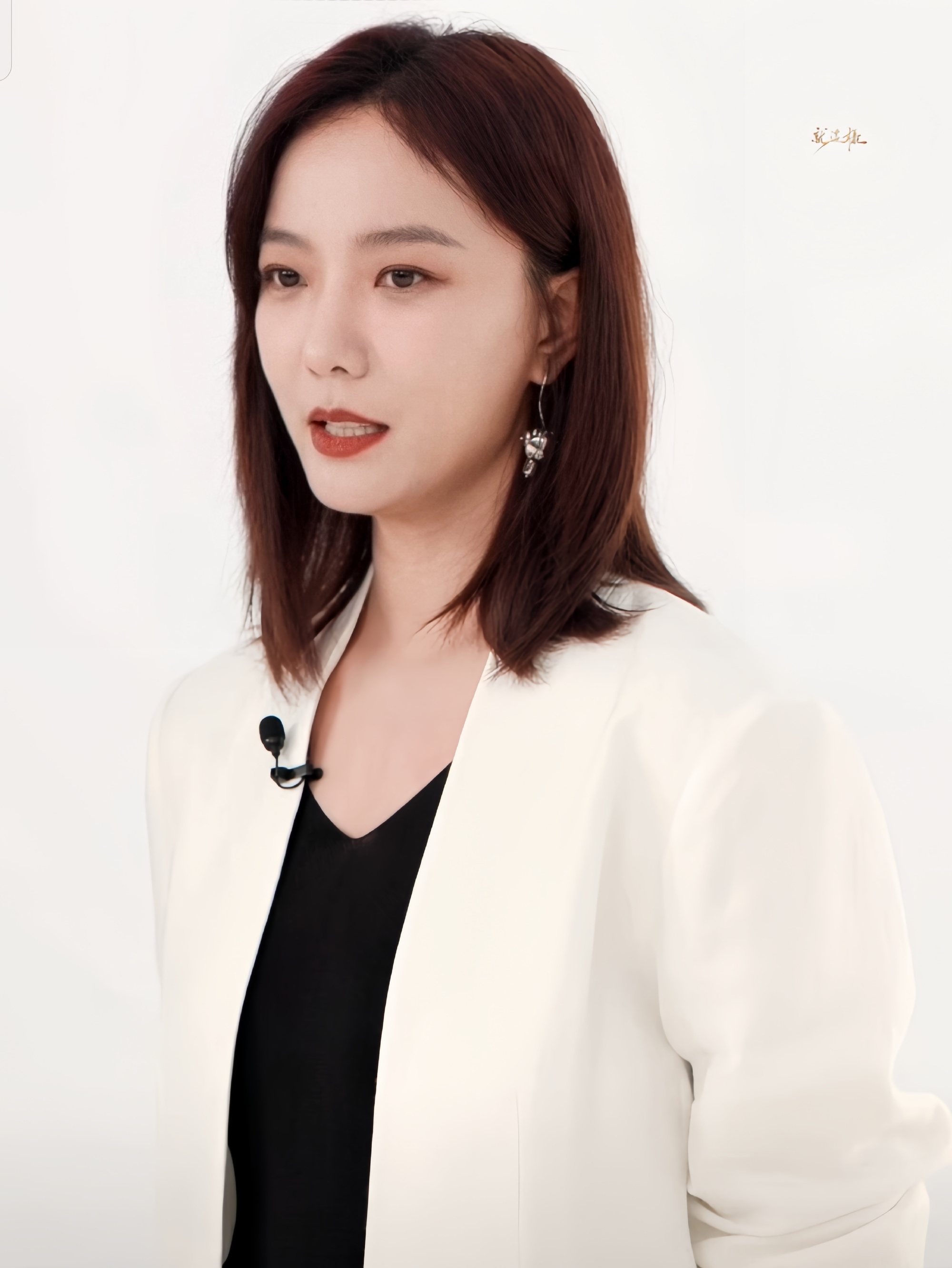 王珞丹首支AI短片从演员到AI创作参与者，王珞丹大胆试水新形式，短片立意深刻，温