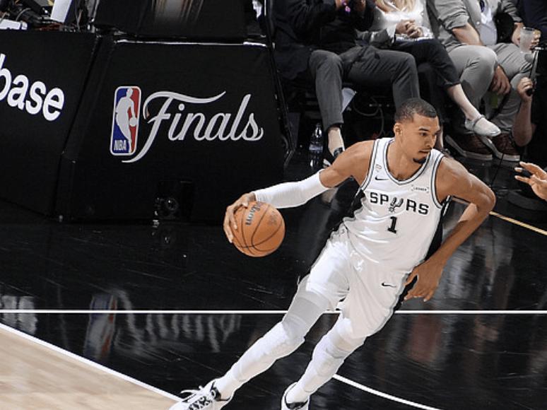 文班致命的不是失误！
而是根本没有稳定得分手段

NBA总决赛G2，马刺104-