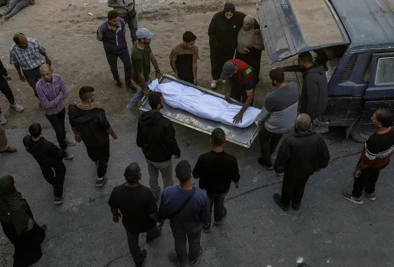 加沙当局将迁移埋葬在两家医院内的遗体 加沙民防部门和卫生部表示，他们计划迁移此前