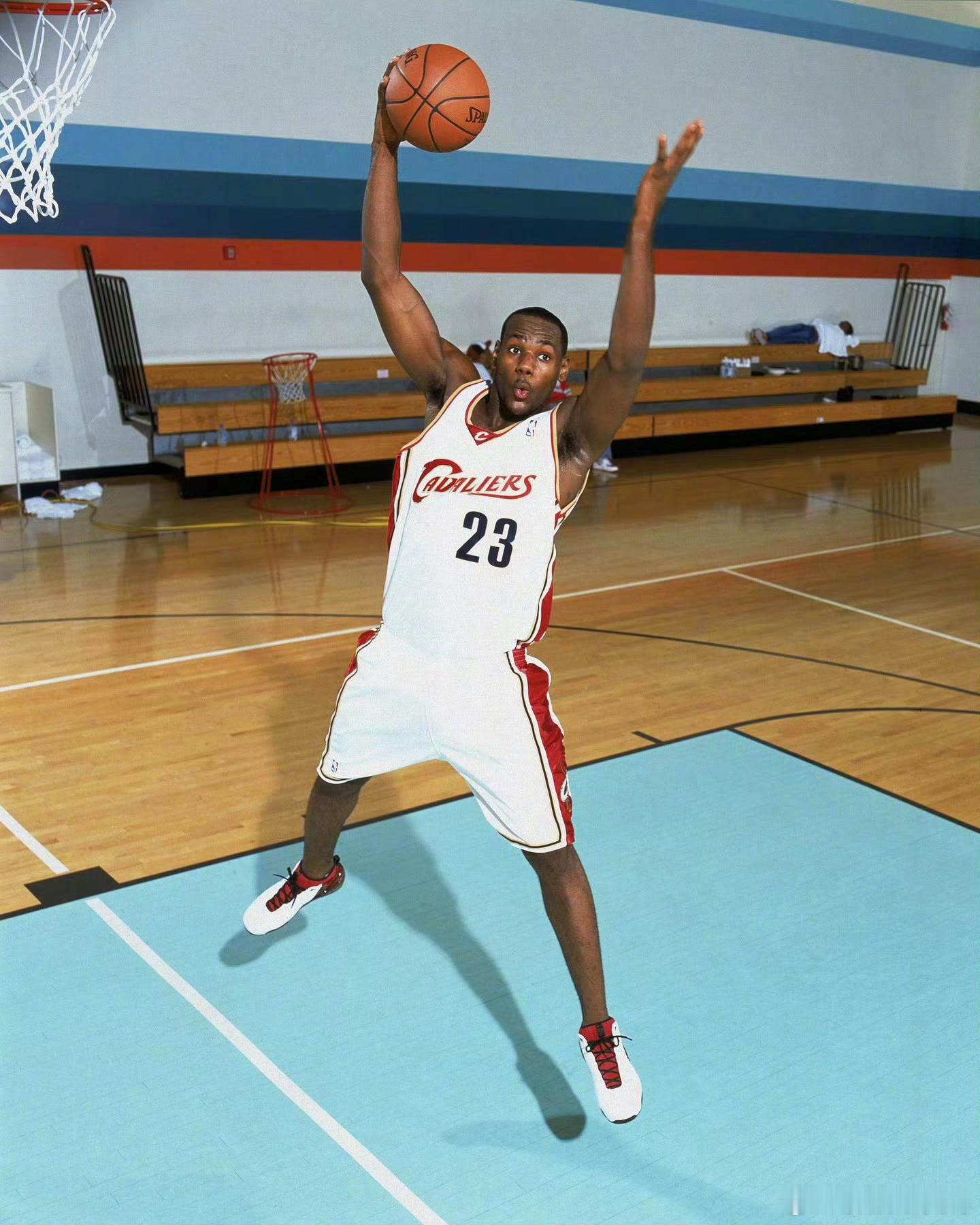 说一个关于老头的事情！詹姆斯在今天得分上双后，他距离历史连续上双第一（1297次