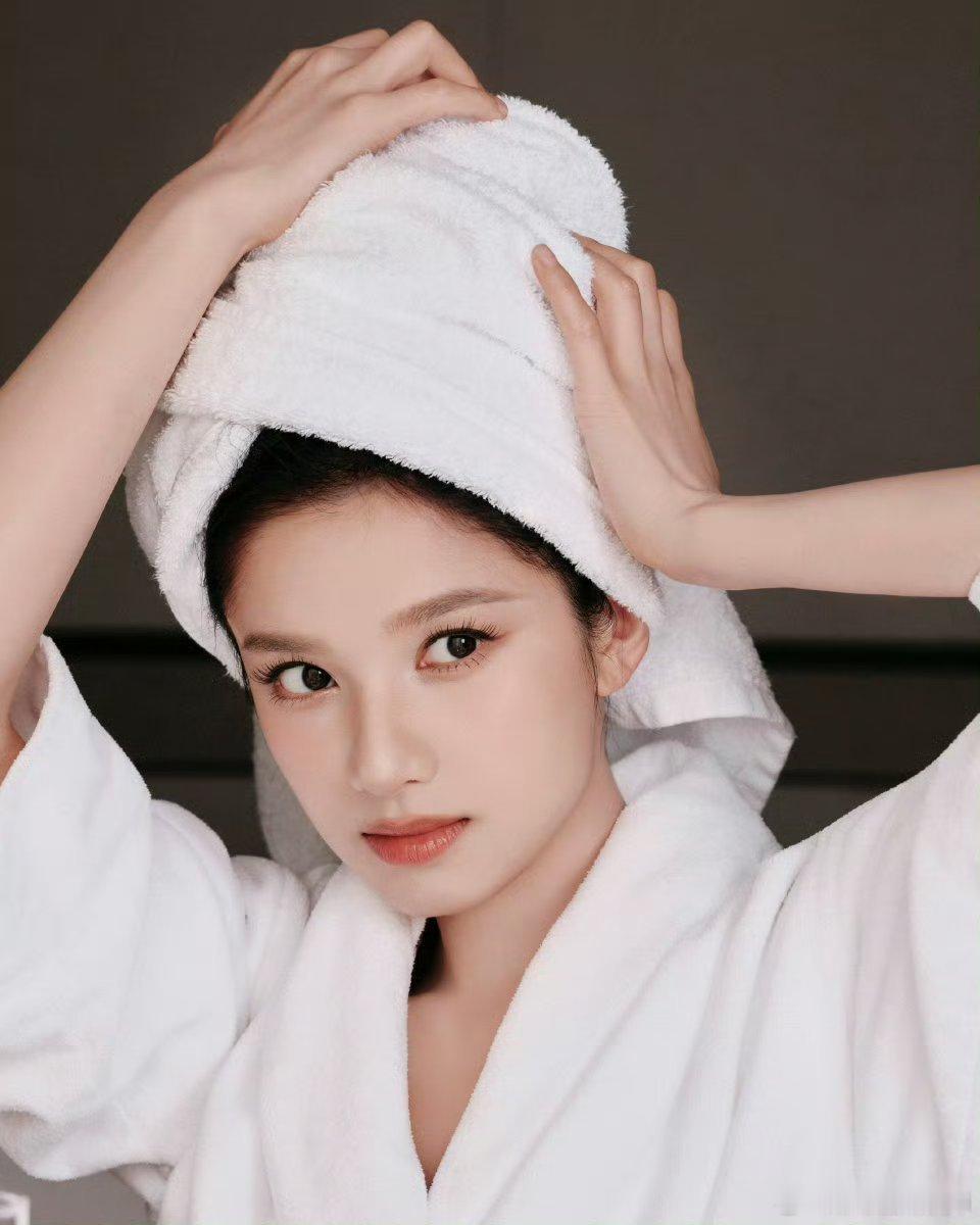 好高级的脸啊张婧仪不敢想我如果带这个帽子会丑成啥样