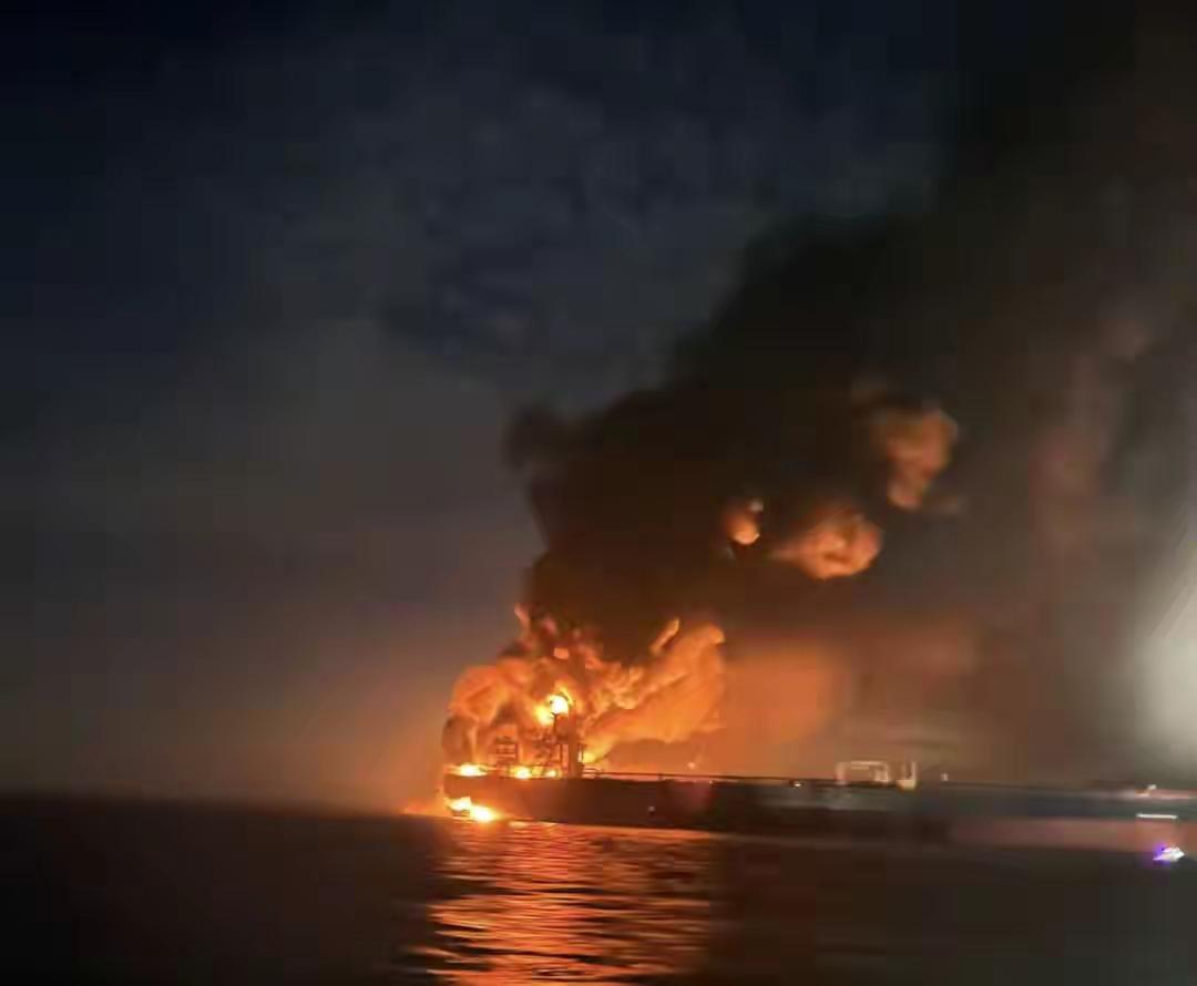 俄军又发怒了，两油轮被炸，看来运回来的军火一同玩完了，一怒之下，向乌境内能源电力