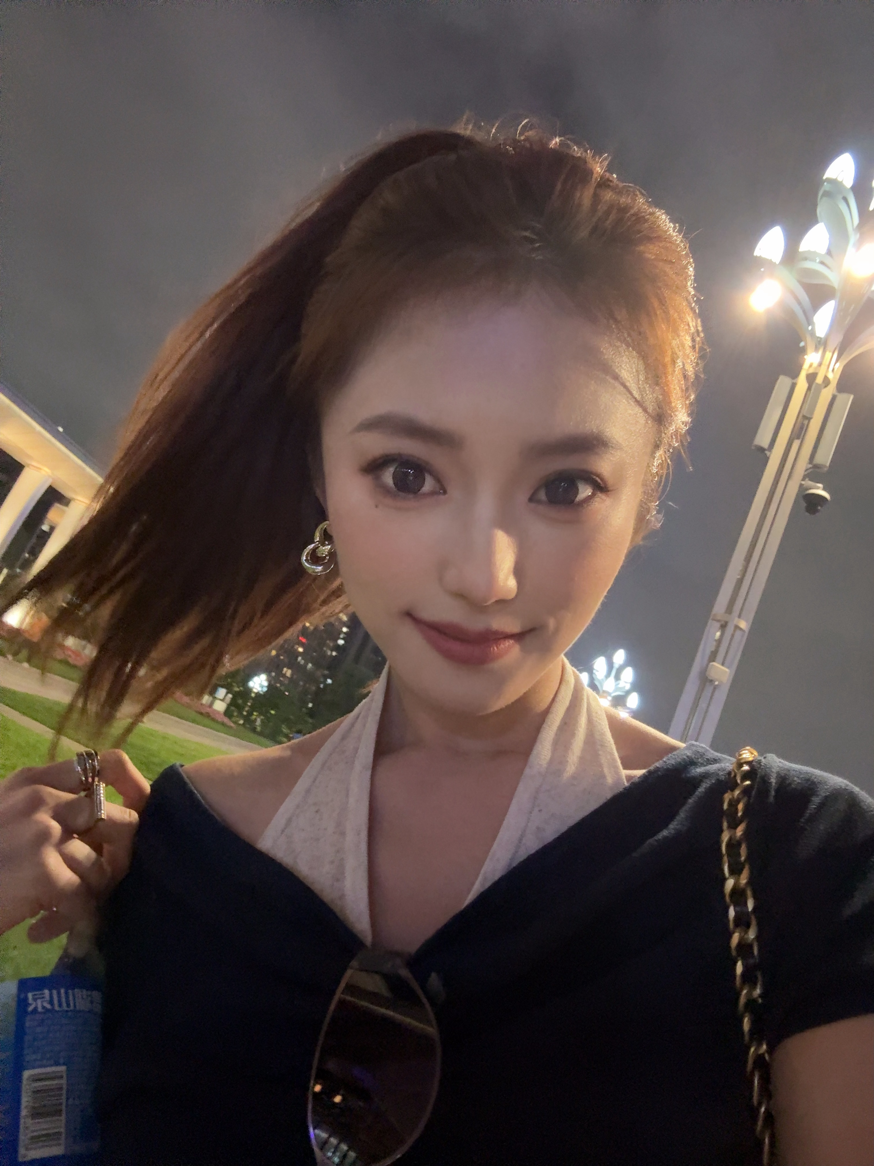 今天换了新发型好多朋友说没认出来得发个照片让你们适应适应我最近钟爱的高马尾 