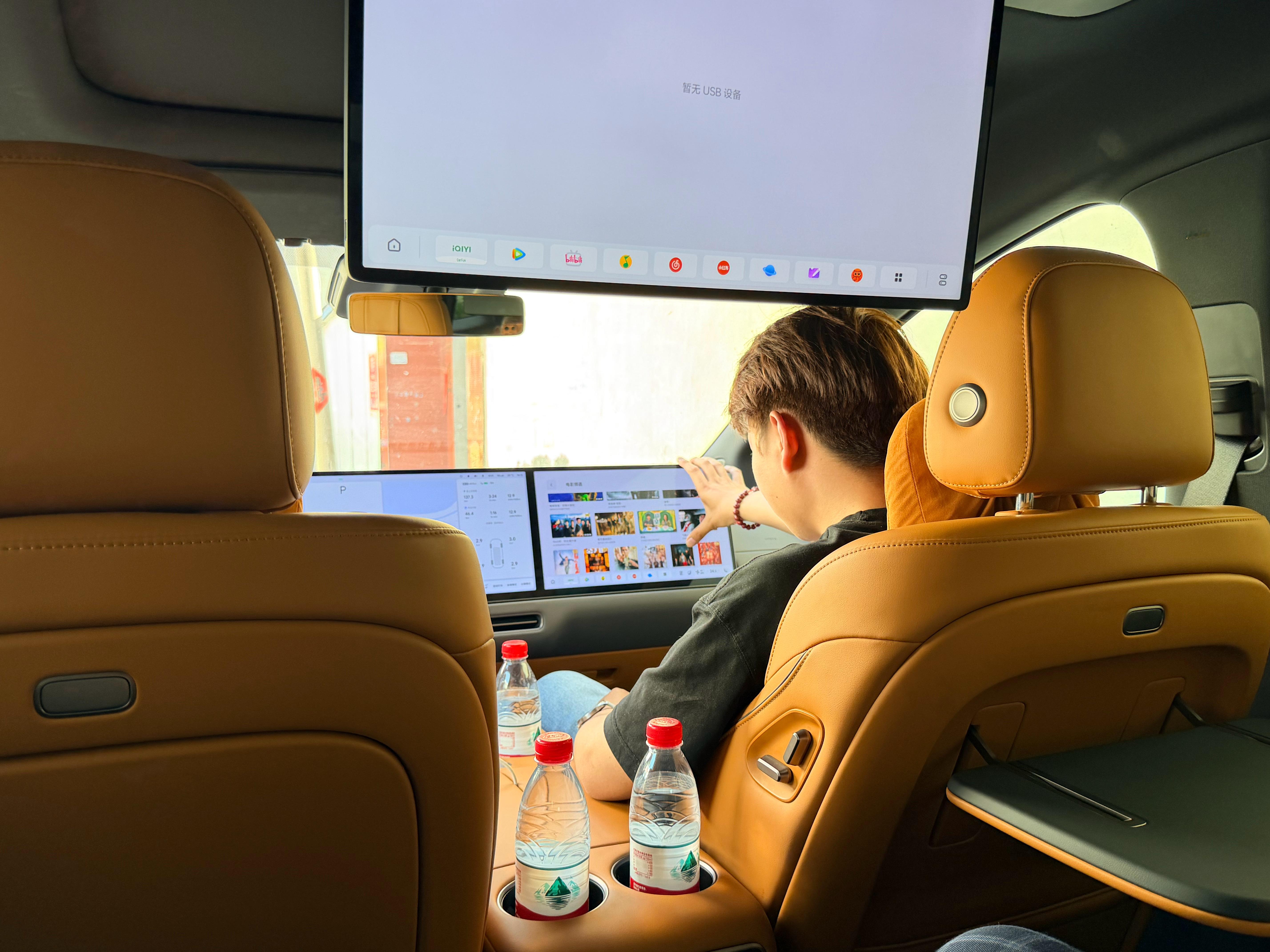 开理想i8参加明天朋友的婚礼，舍友坐上去不愿意下来了