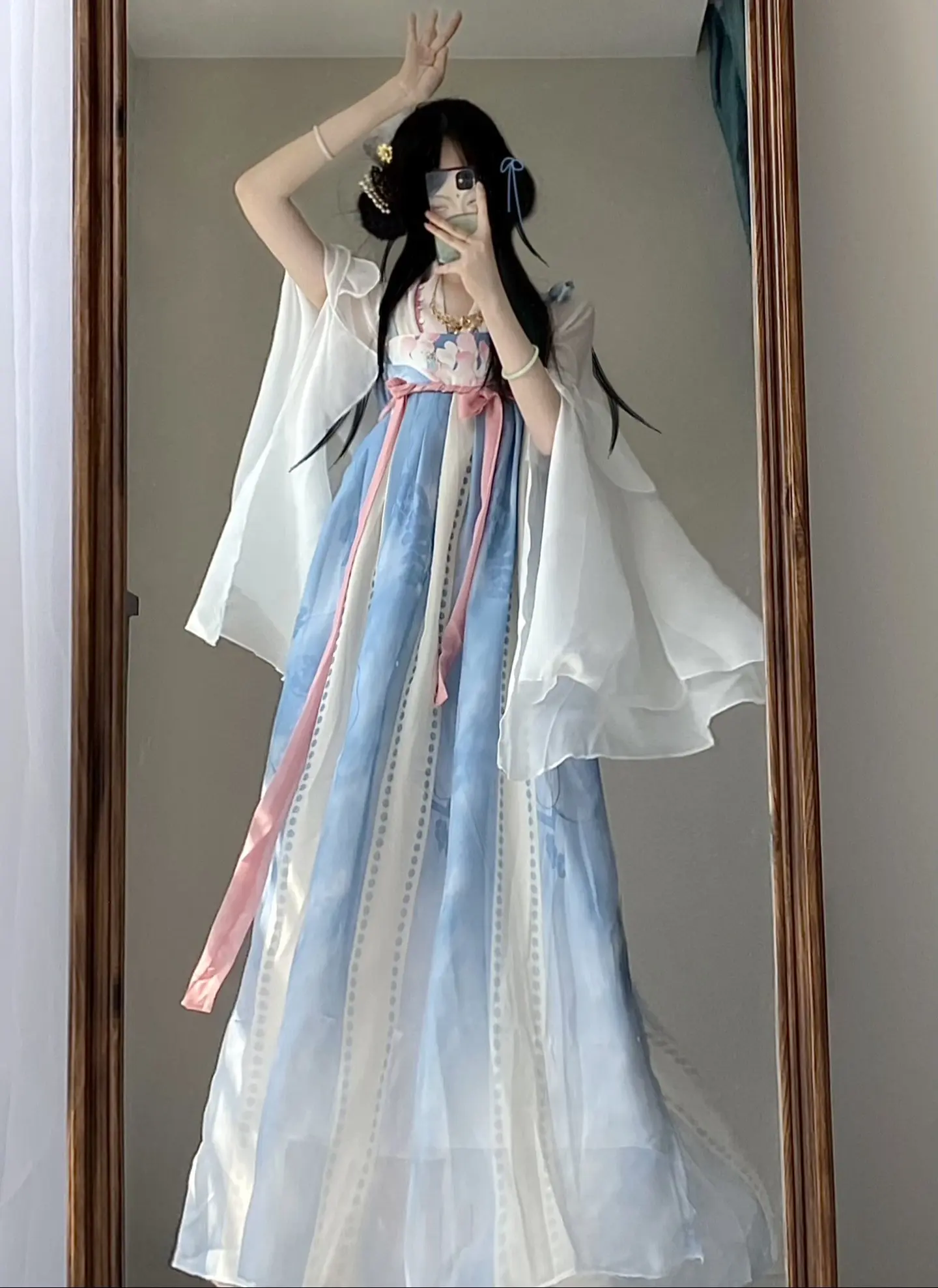 我家小姐未入宫前也如你这般开朗活泼