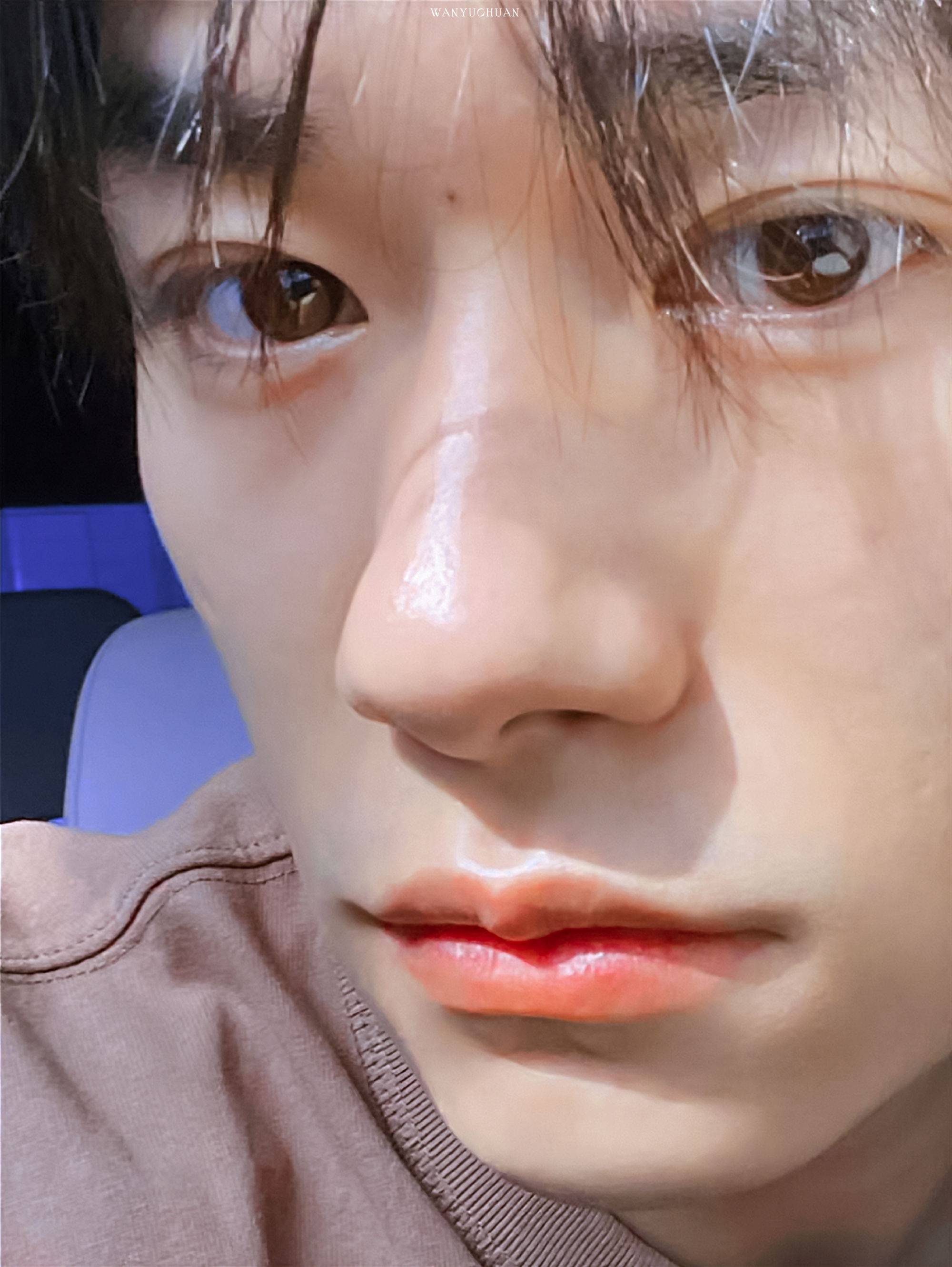 易烊千玺 连头发都是爱你的形状易烊千玺易烊千玺自拍🤳🏻风格之不给看全脸，犹抱