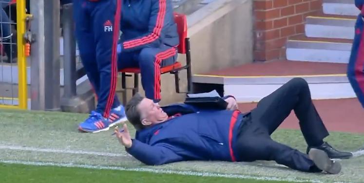 范加尔在老特拉福德跟裁判模仿跳水的名场面，一转眼已经10年了。真不知道曼联球迷这