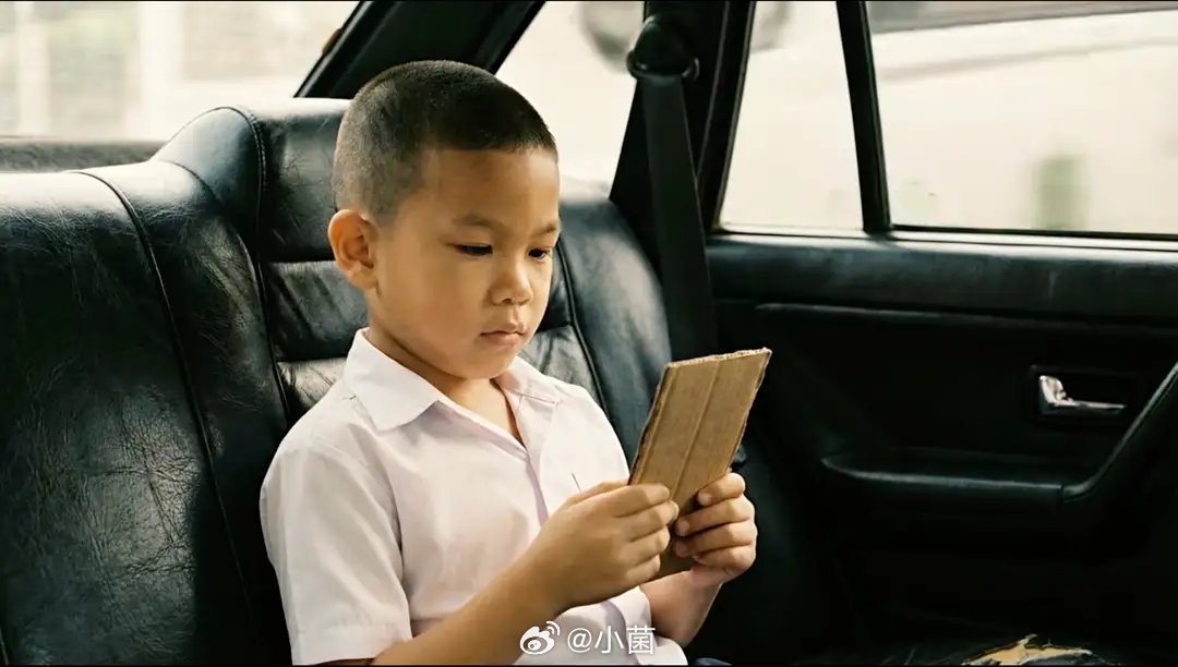 AI短片纸手机火了4000万人看过的短片作者回应网友哇塞！4000万人围观的短片