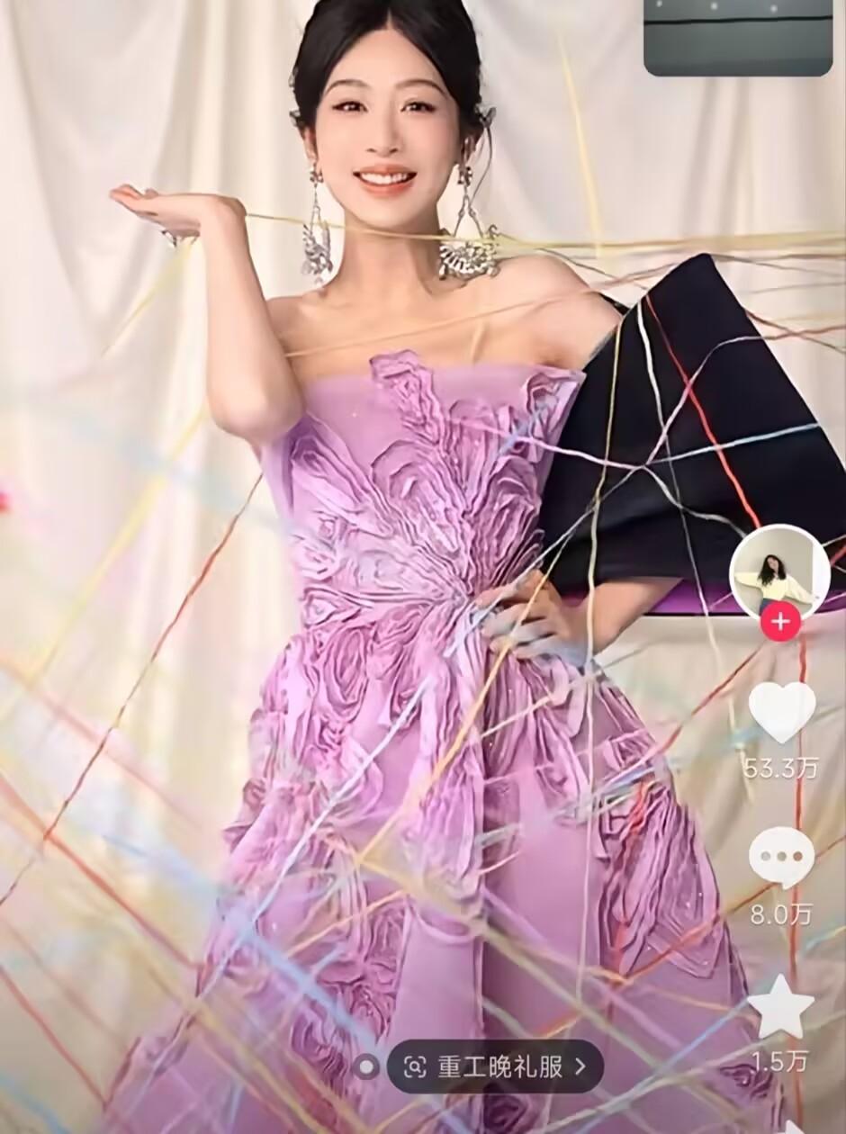 杨紫32岁生日照发出，又整容了吗？有以下3个迹象十分明显。
第一宽脸变长脸了，以