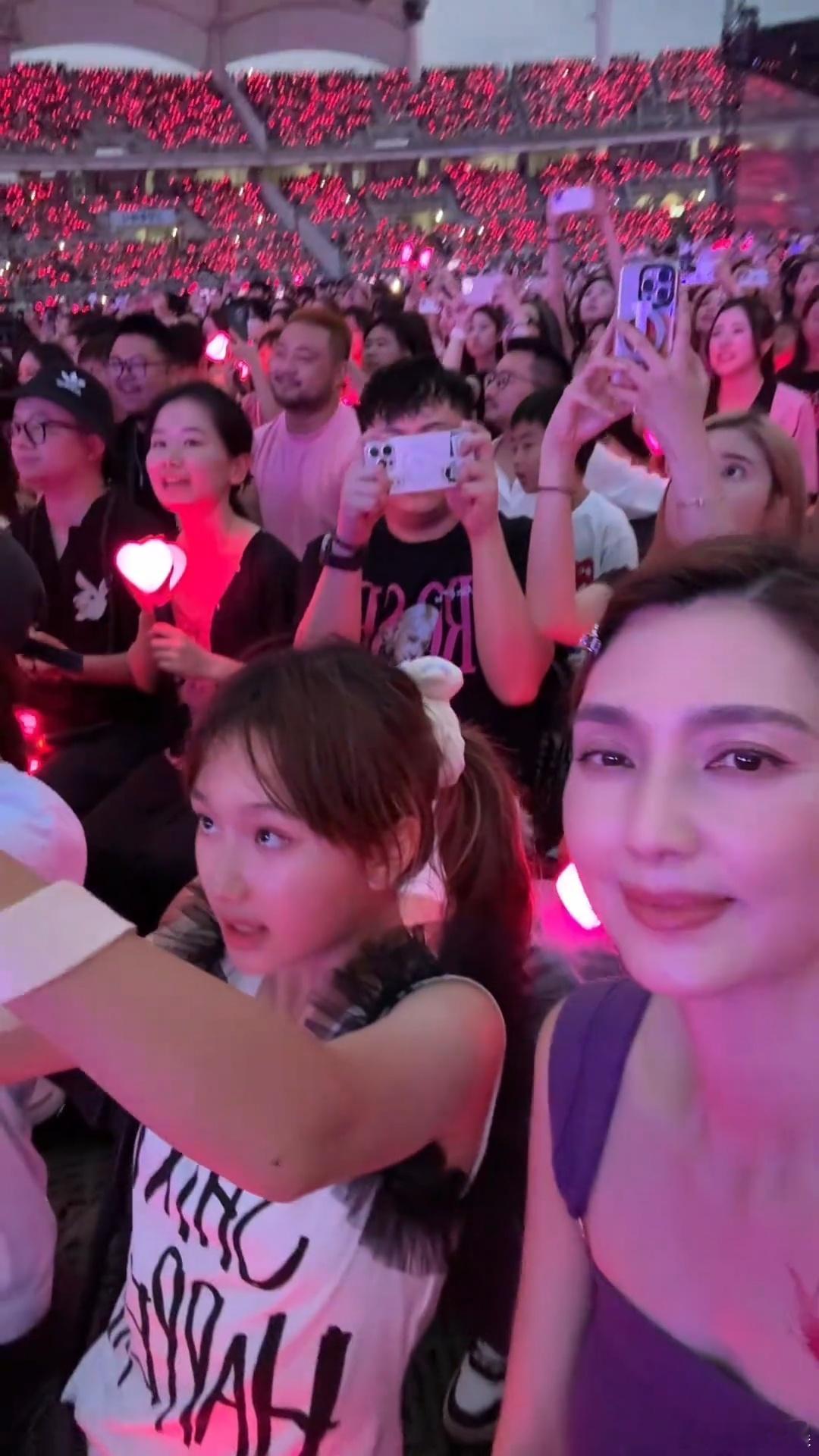 洪欣带女儿看BLACKPINK演唱会53岁洪欣状态 洪欣带女儿看BLACKPIN