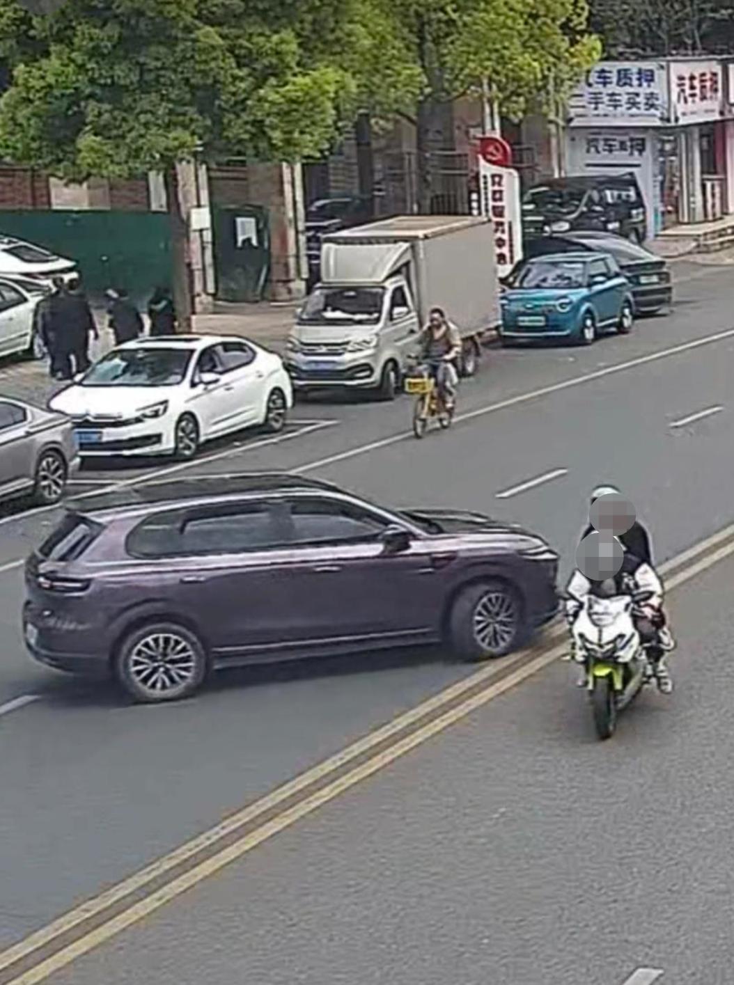 无接触也担主责！任性双实线掉头，致4人受伤悔不当初
 无视交通规则必酿祸端，四川