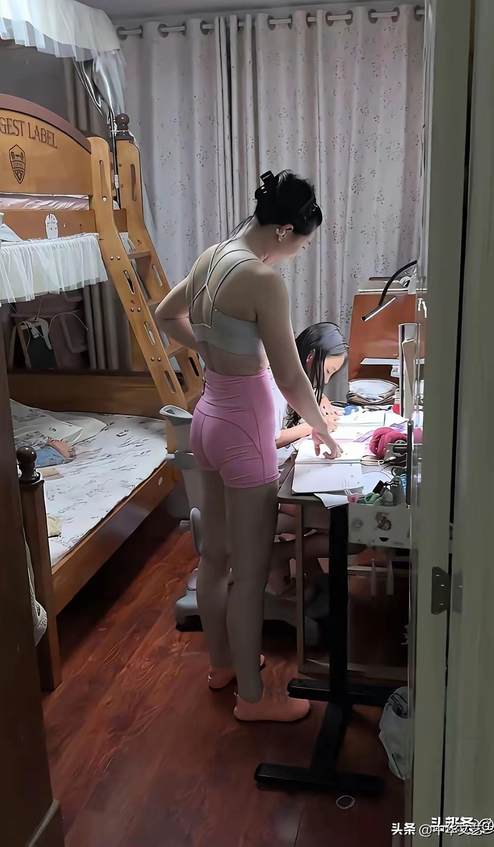 这是所有年轻母亲的生活缩影，致敬伟大的妻子，不过最好穿着再得体一些就好了。