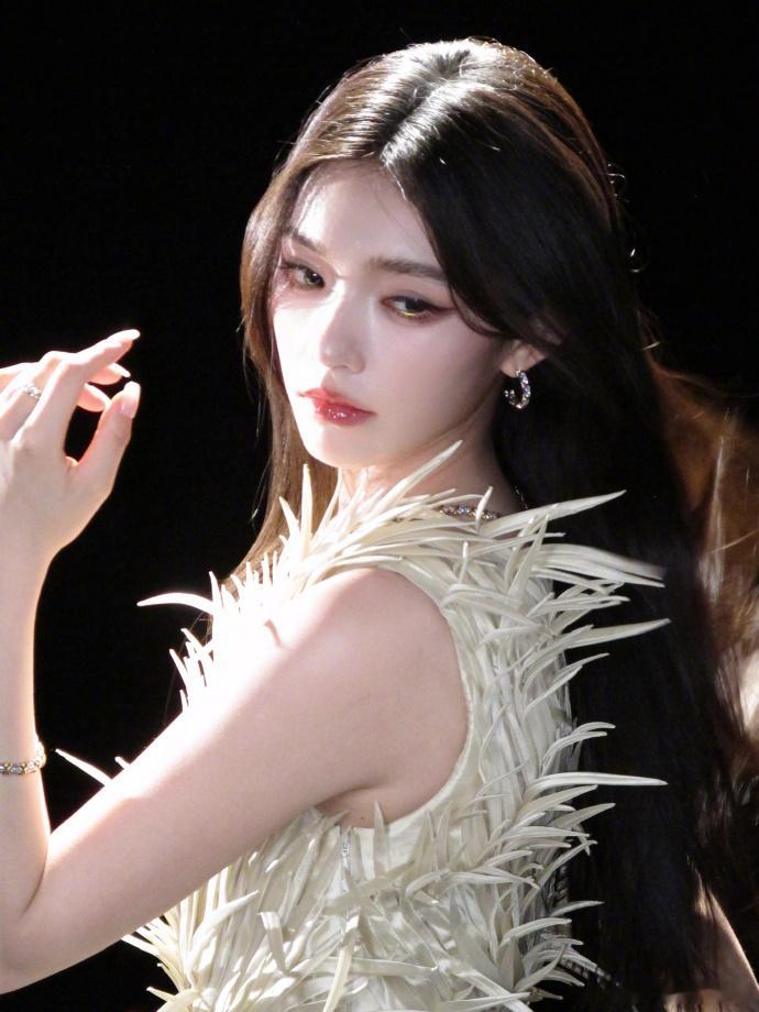 林允金色下至眼妆林允金色下至眼妆，好美，好适配她呀 