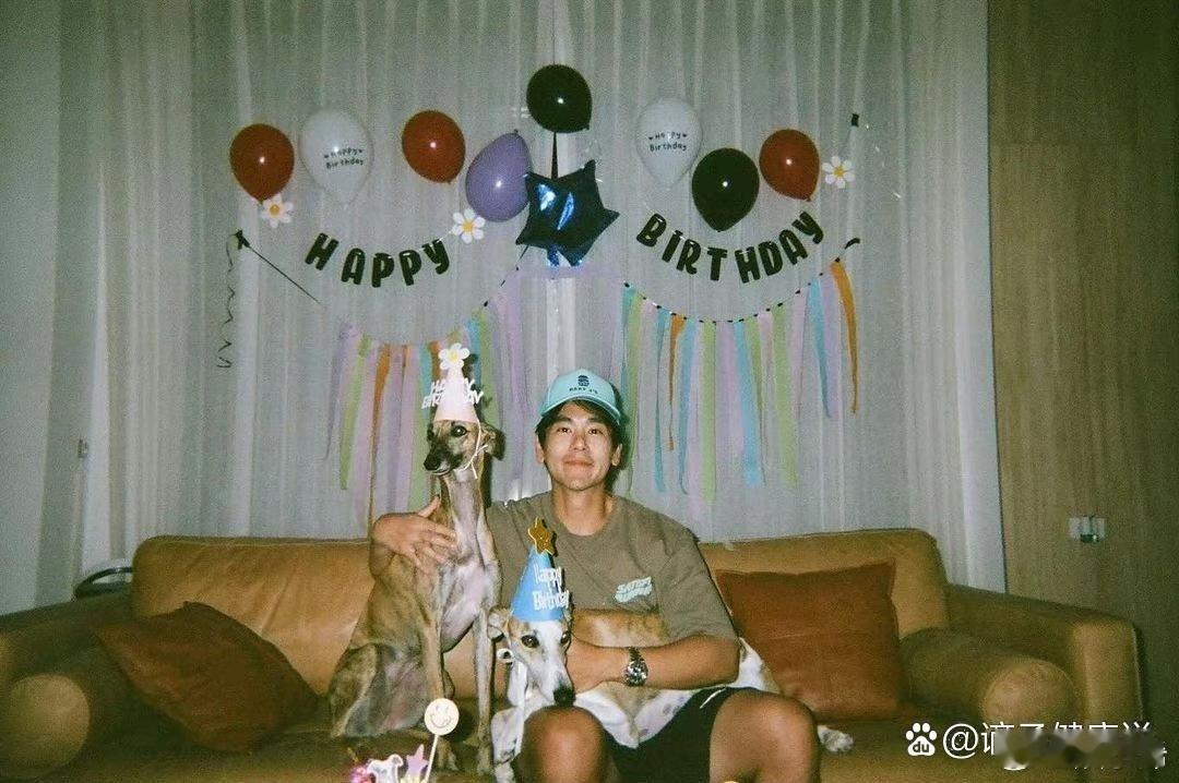 彭于晏和他的两只爱犬长得真像，都是脸小头小四肢长 ​​​