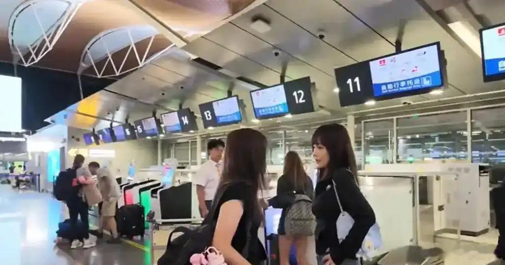 贾乃亮女儿出国上夏校，13岁甜馨好开心，姥爷姥姥齐上阵，姥爷为她背包包，姥姥张伟