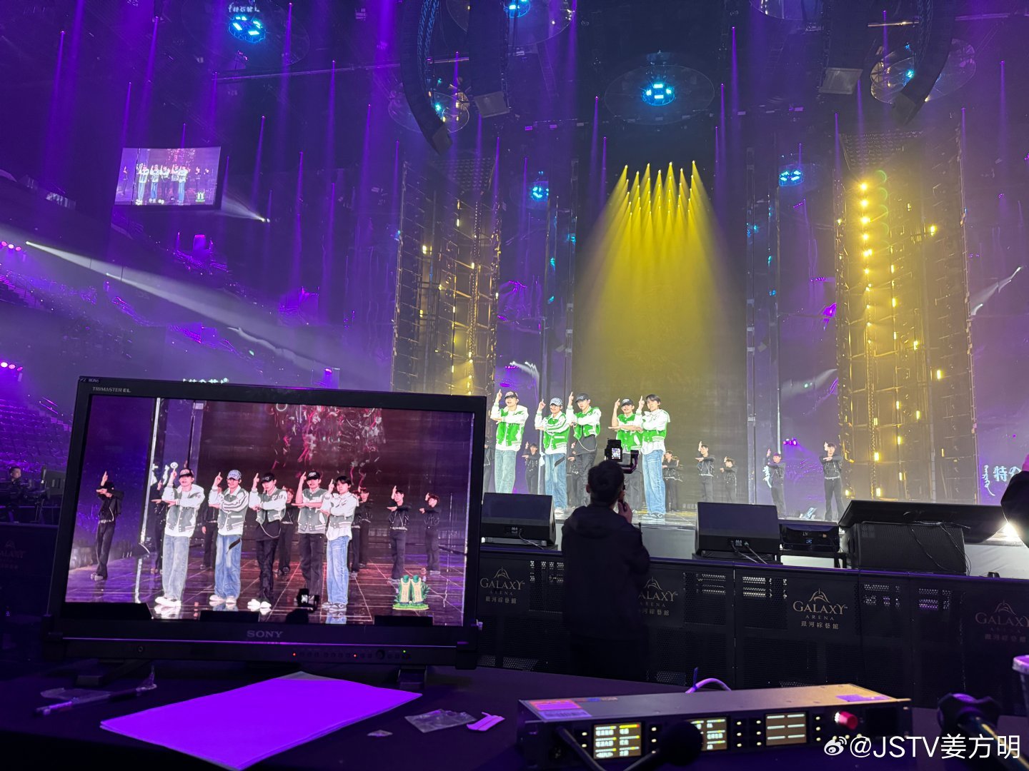 江苏跨年总导演路透登陆少年彩排  江苏跨年总导演路透登陆少年跨年彩排现场，和潘玮