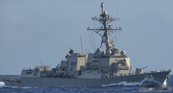 美伊在巴基斯坦谈判正酣，美军竟玩起阴招，一艘阿利·伯克级驱逐舰悄悄从阿联酋富查伊