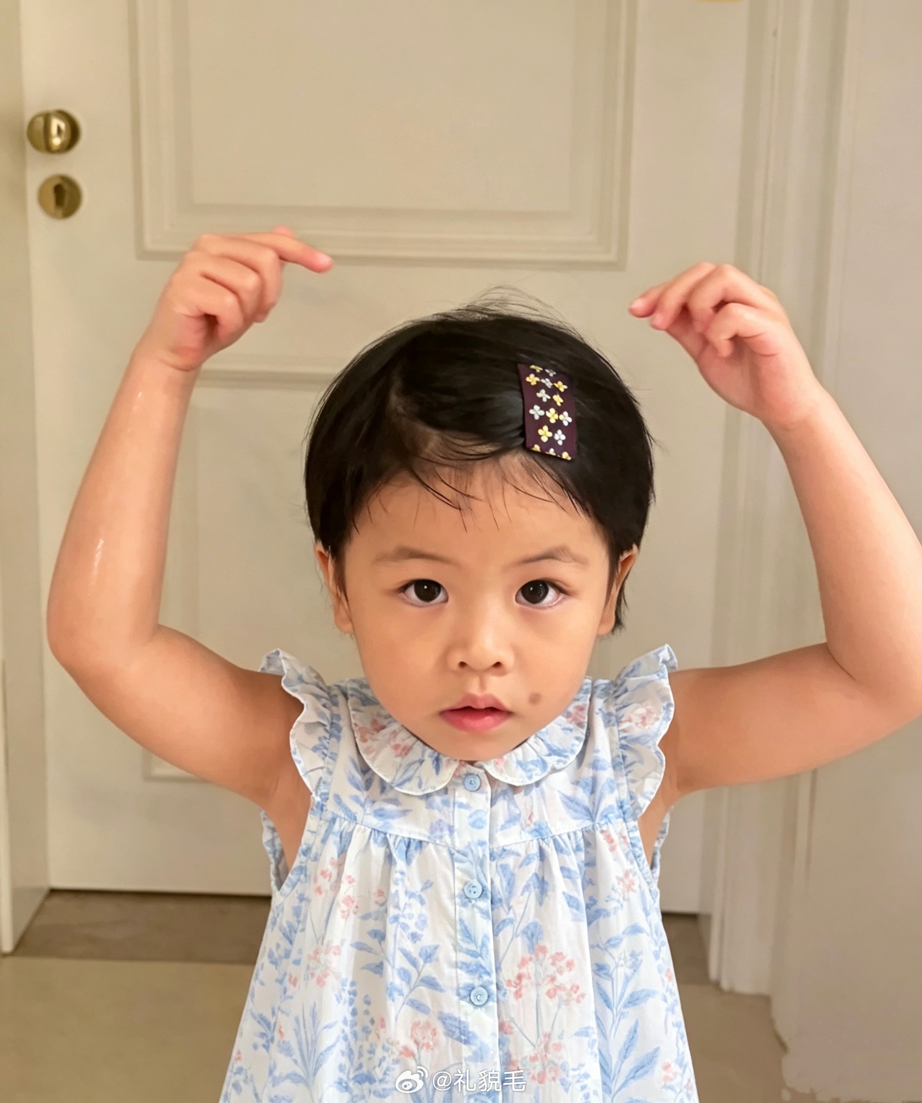 刚才又给球宝设计了一番新发型，她很满意，说上幼儿园就要这个发型。 