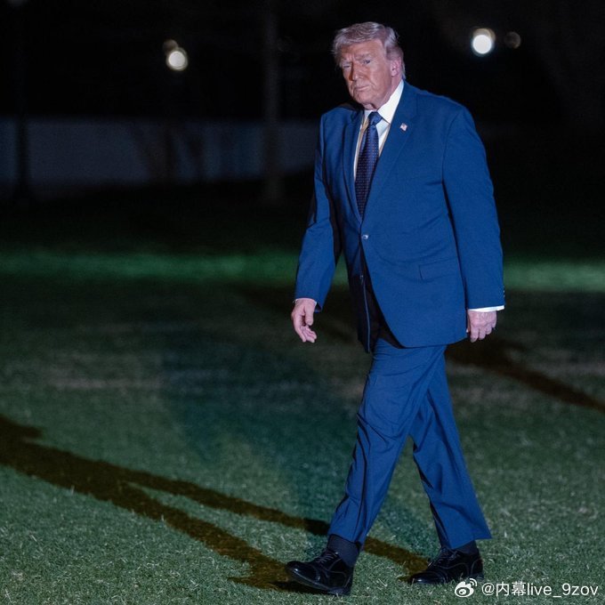 特朗普肿胀的脚踝再次被记者拍到 