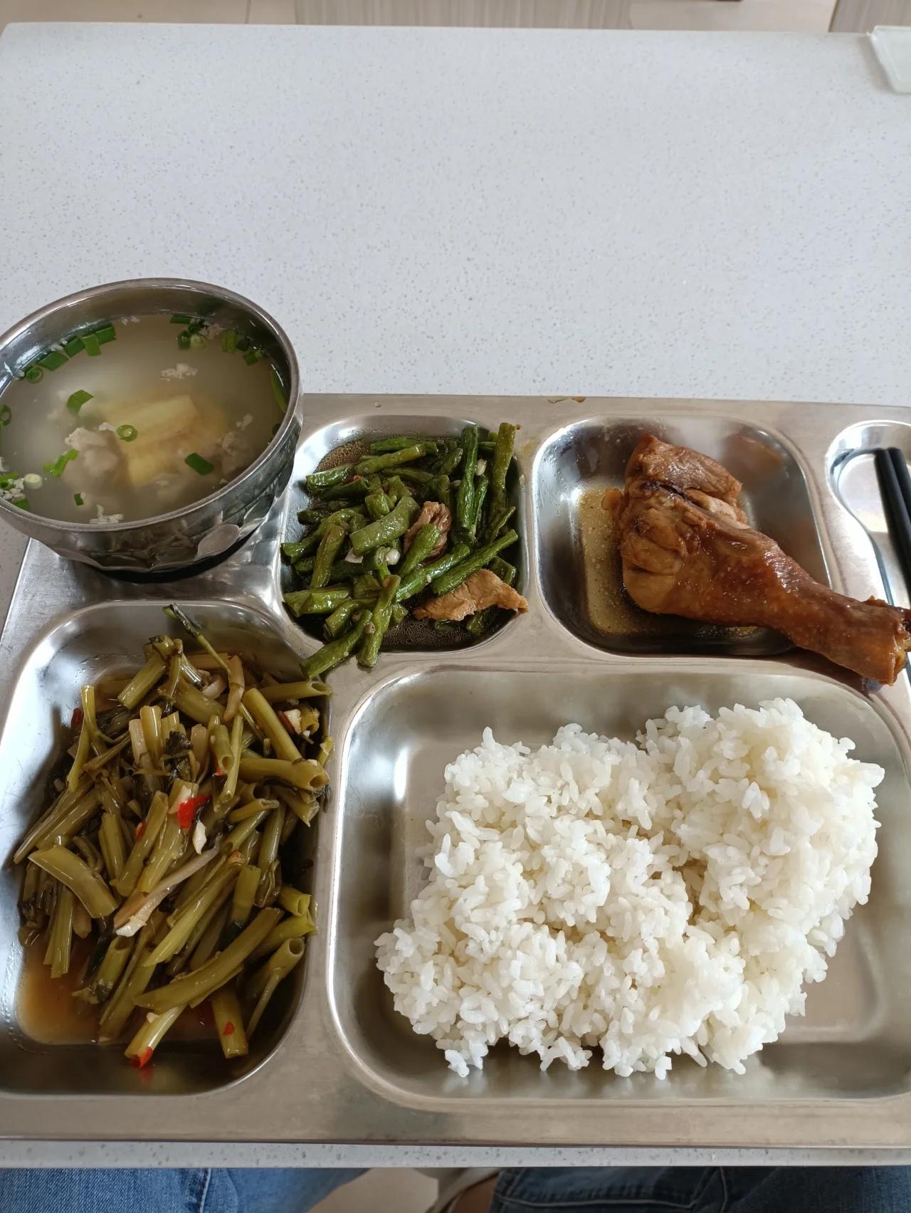 今天和一个朋友聊天，朋友之前开饭店的，最近由于地段不好，倒闭了！
只能找了一家电
