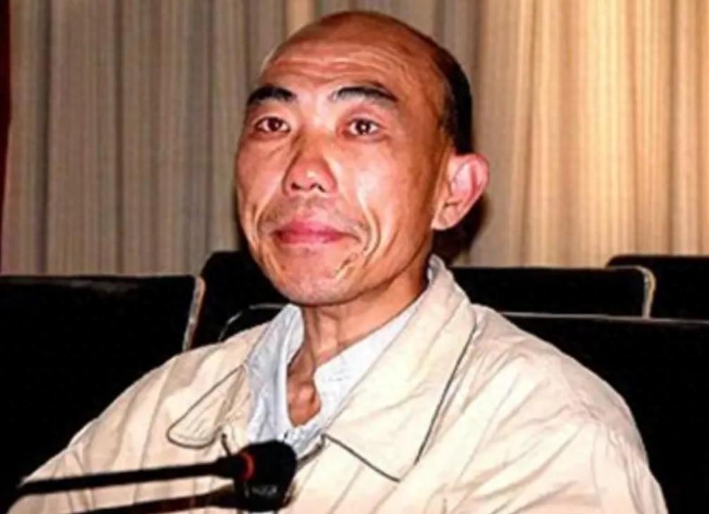 胥敬祥。1991年，他是河南鹿邑县一个老实巴交的农民。就因为在酒桌上脱了件外套，