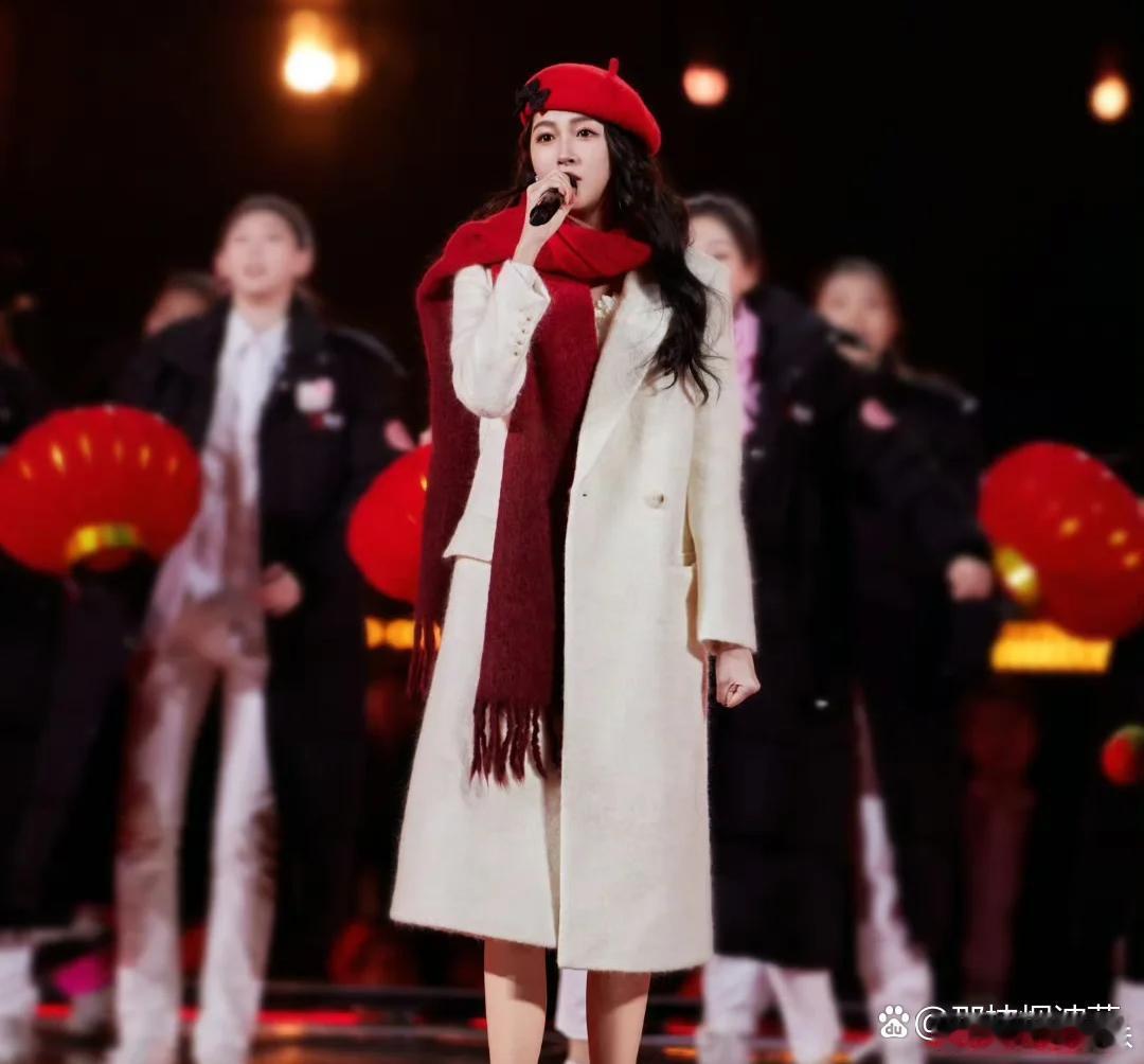 央视跨年晚会，关晓彤体态引发网友关注，似乎显得臃肿，走下楼梯时还扶着腰。 