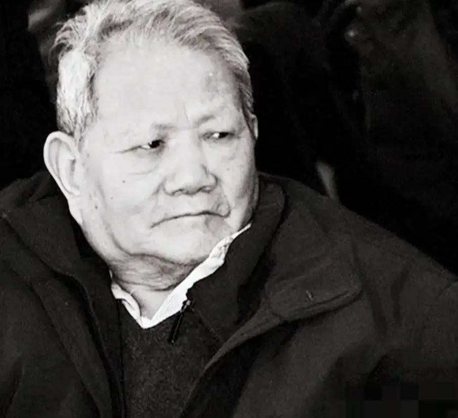 2009年，毛主席身边工作15年的卫士长李银桥走到生命尽头，临终前紧紧拉住妻子韩