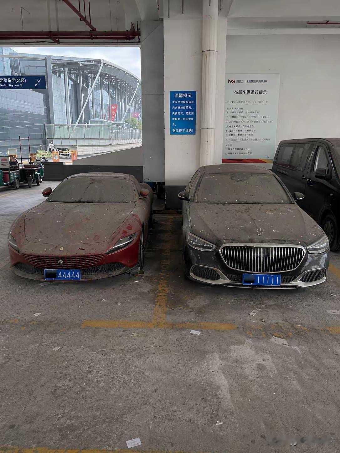 偌大的停车场，一幕景象让人唏嘘不已。法拉利与迈巴赫并排停放，本是万众瞩目的顶级豪