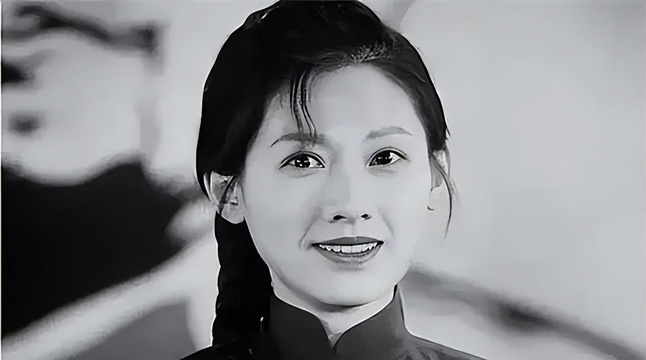 1978年，女知青李亚茹返城前夜，她颤抖地解开衣扣，对丈夫说：“今晚，我们做最后
