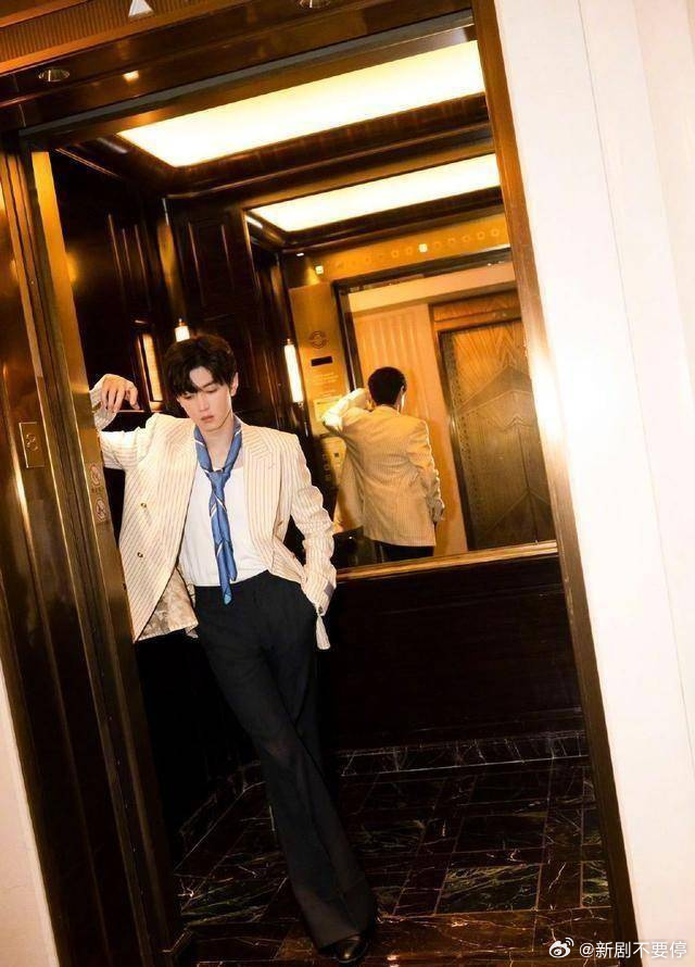 陈哲远和私生对峙 工作途中遭围堵，无奈下车抗议！从跟机到追车，私生越界行为频发，