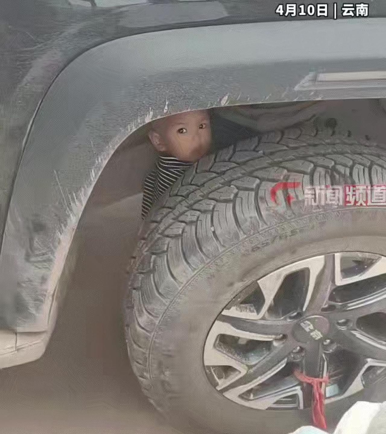 开车前绕车一周！云南司机一个小动作，救下一个孩子

太吓人了！云南，一司机开车前