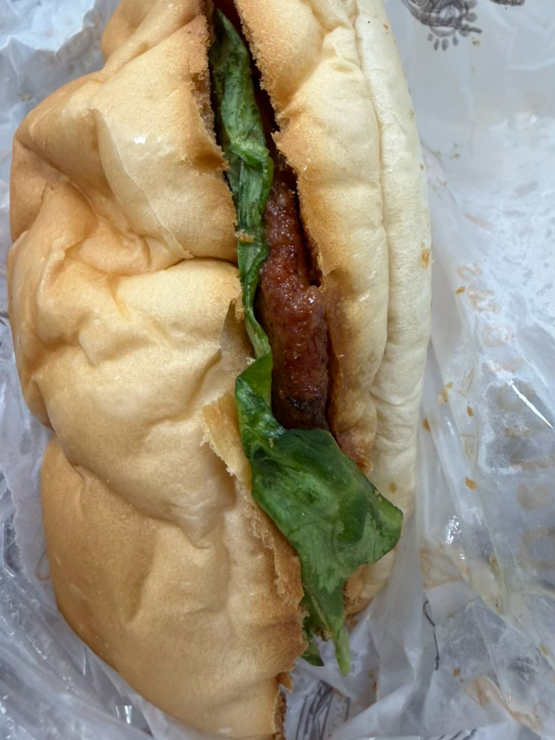 午餐就是一个猪扒包配一瓶奶坚持几天很容易瘦下来 