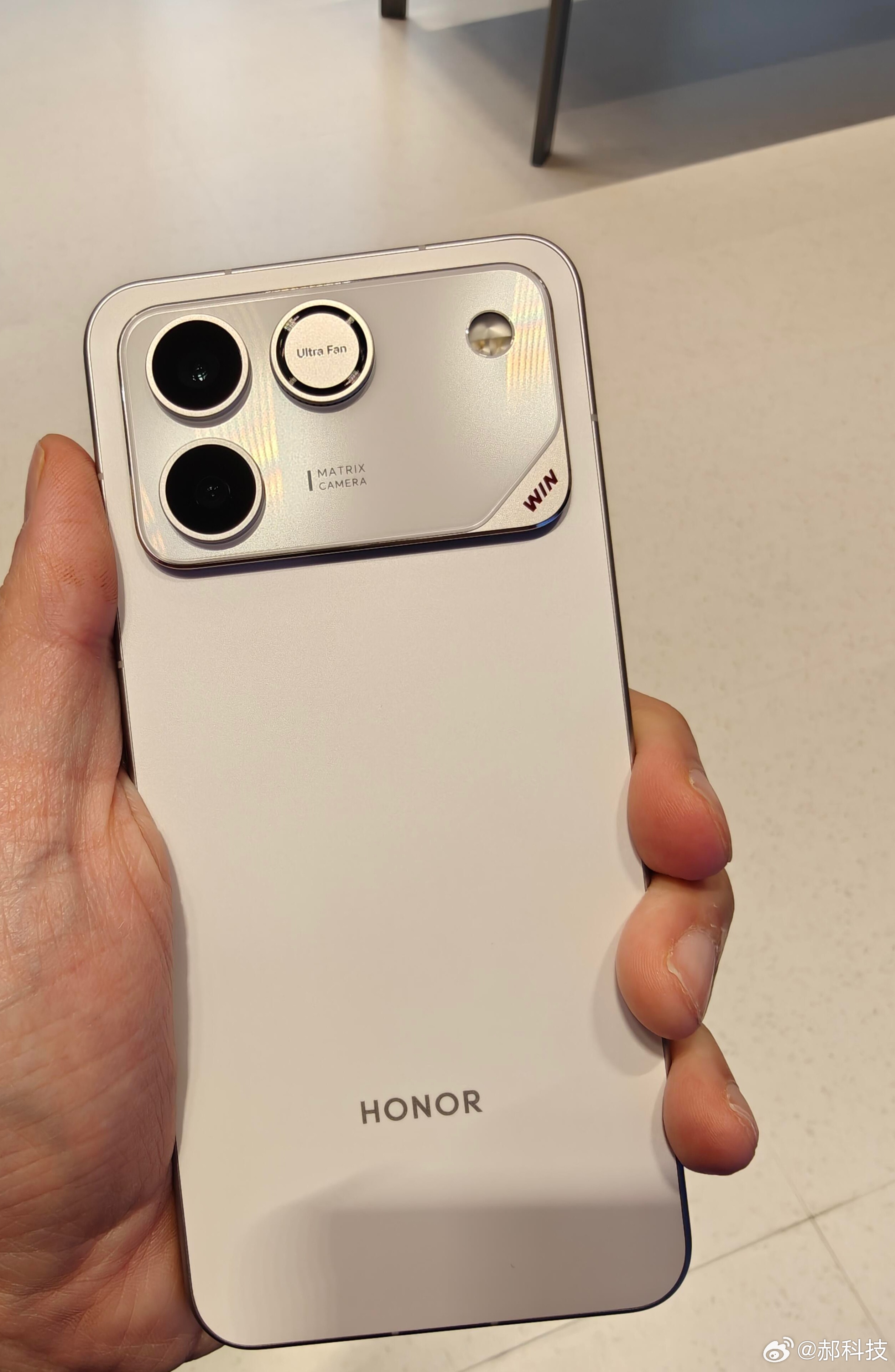 荣耀Win RT1.散热小风扇是个亮点🌟，东风涡轮主动散热（最高转速可达250