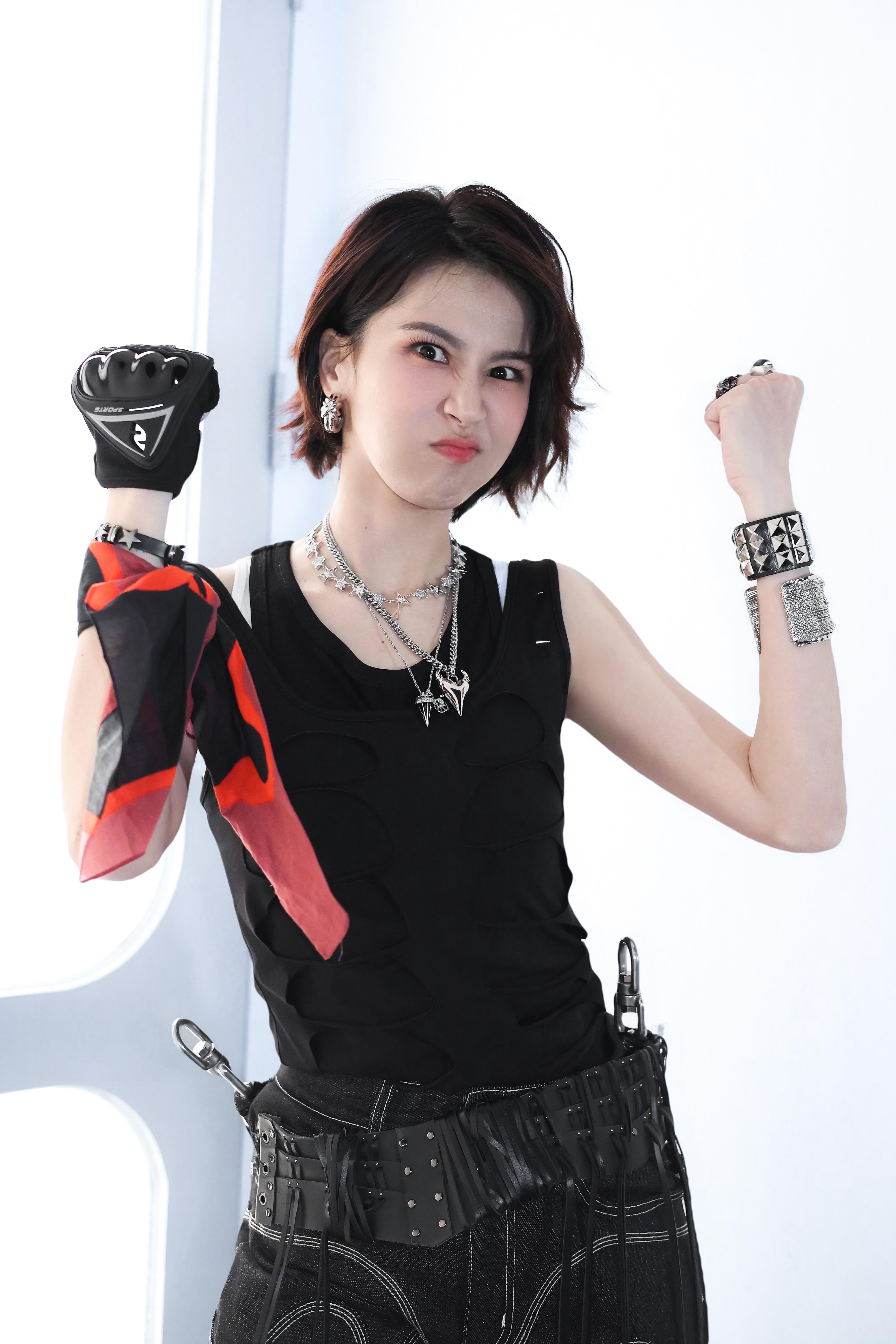 小慈这个腮红每次看都觉得好合适好萌好萌。怎么看都帅萌吧