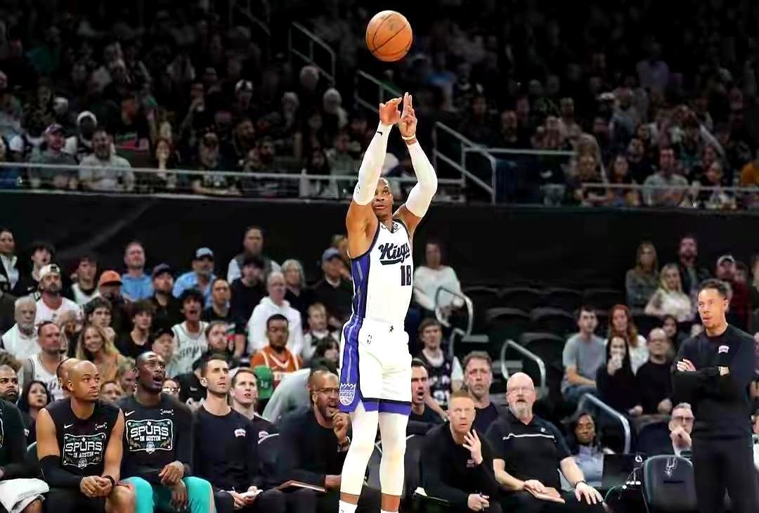 全队摆烂38天，就等状元签了，威少突然掀了桌子：今天必须赢！
 
他半场就往内线