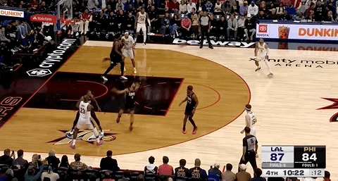 文森特三分投进！ 詹姆斯的助攻！湖人vs76人